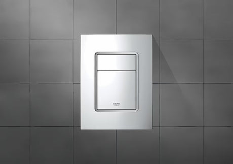 Kromirana tipka za ispiranje tipka Grohe Skate Cosmopolitan S pro podžbukni vodokotlići s dvokoličinskim ispiranjem.