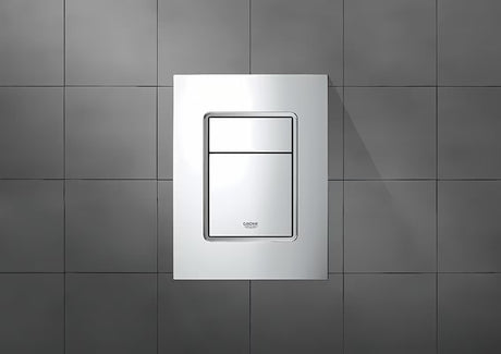 Kromirana tipka za ispiranje tipka Grohe Skate Cosmopolitan S pro podžbukni vodokotlići s dvokoličinskim ispiranjem.