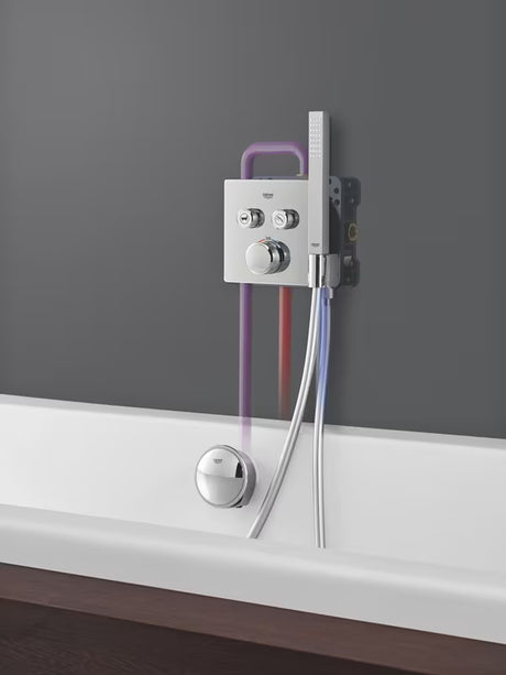 Podžbukna termostatska miješalica za tuš Grohe Grohtherm smartcontrol u kromiranom četvrtastom dizajnu.