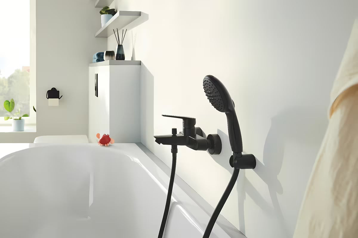 Zidna jednoručna baterija miješalica za kadu Grohe Start u mat crnoj izvedbi s preklopnikom kada tuš