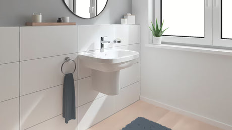 Kromirana jednoručna baterija miješalica za umivaonik Grohe Start s odvodom s višim izljevom pro za udobno pranje.