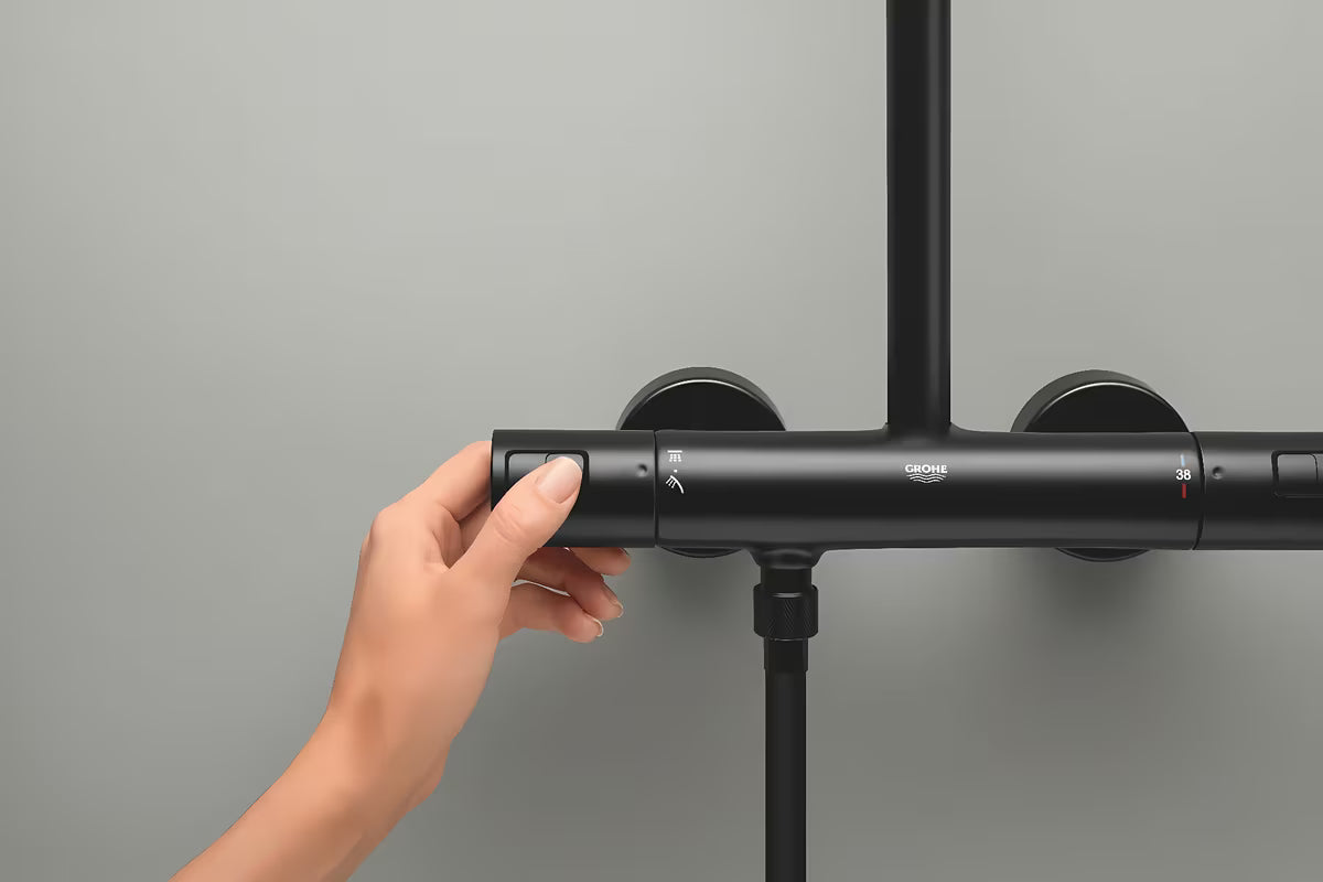 Mat crni tuš sustav Grohe Vitalio Comfort 250 s termostatskom miješalicom, s nadglavnim i ručnim tušem
