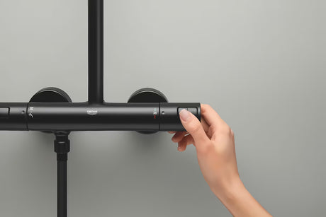 Mat crni tuš sustav Grohe Vitalio Comfort 250 s termostatskom miješalicom, s nadglavnim i ručnim tušem