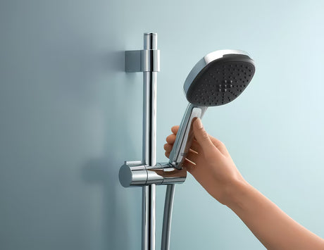 Kromirani tuš šipka Grohe Vitalio Universal s kliznim i zakretnim držačem za ručni tuševi.