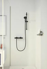 Tuš šipka Grohe Vitalio Universal u mat crnoj boji s kliznim i zakretnim držačem za ručni tuševi.