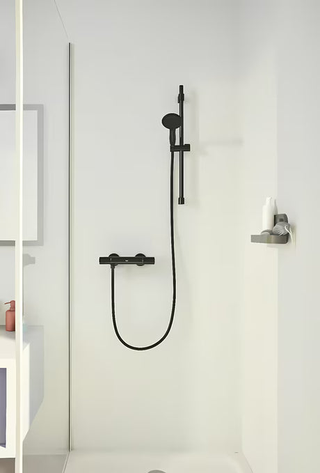 Tuš šipka Grohe Vitalio Universal u mat crnoj boji s kliznim i zakretnim držačem za ručni tuševi.