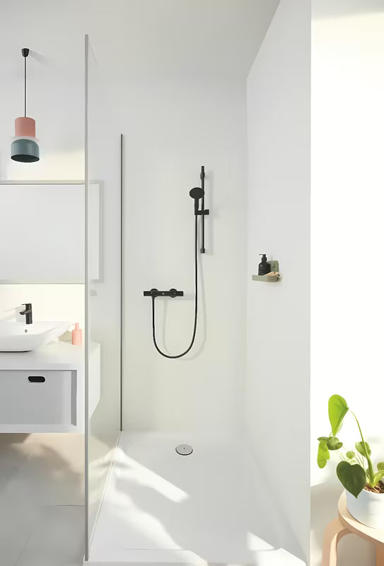 Tuš šipka Grohe Vitalio Universal u mat crnoj boji s kliznim i zakretnim držačem za ručni tuševi.