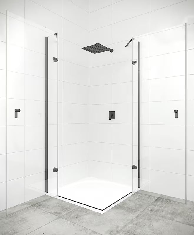 Kvadratna tuš kabina Hüppe Strike New 90x90 cm s prozirnim staklom i profilima u mat crnoj boji.