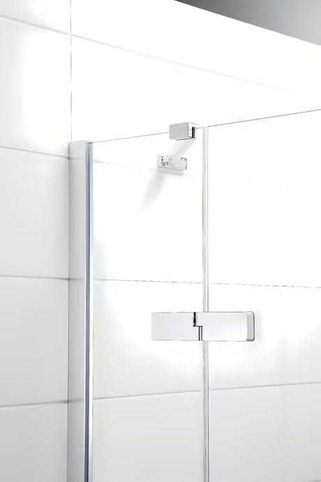Bezokvirni tuš vrata Hüppe Strike New 100 cm s prozirnim staklom i sjajnim kromiranim profilima.
