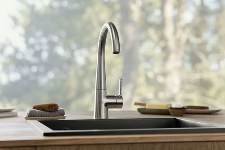 Hansa Designo jednoručna baterija stojeća miješalica za sudoper s okretnim izljevom u izvedbi brušeni čelik