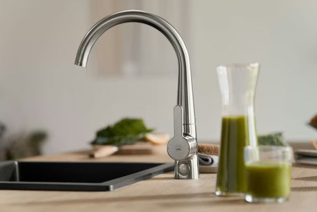 Hansa Designo jednoručna baterija stojeća miješalica za sudoper s okretnim izljevom u izvedbi brušeni čelik