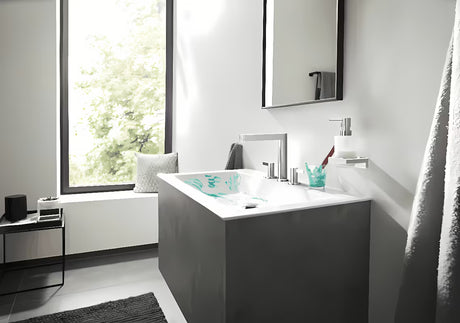 Kromirani zidni dozator tekućeg sapuna hansgrohe addstoris sa staklenom posudom i metalnim držačem.