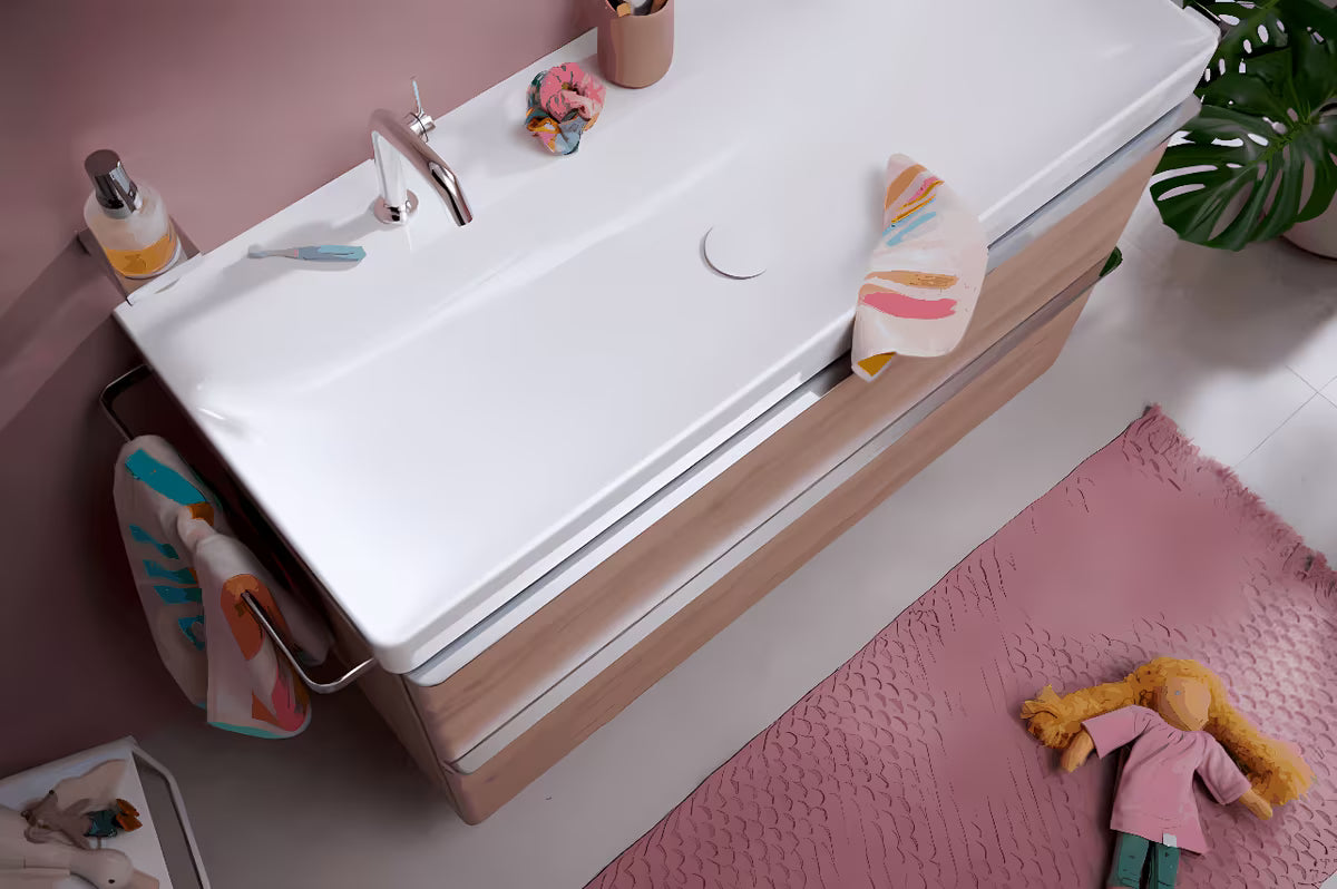 Kromirani zidni dozator tekućeg sapuna hansgrohe addstoris sa staklenom posudom i metalnim držačem.