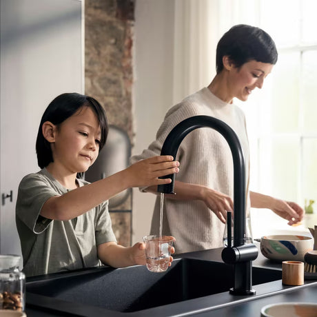 Hansgrohe Aqittura miješalica za sudoper u mat crnoj boji s izvlačnim izljevom i tipkom pro filtriranu vodu