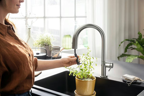 Kuhinjska slavina za sudoper Hansgrohe Aqittura u izgledu nehrđajućeg čelika s filtrom, s izvlačivim izljevom i sBoxom