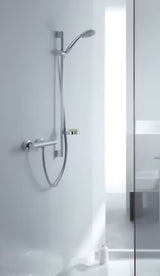 Tuš set Hansgrohe Croma 100 Vario u izvedbi chrome s ručnim tušem, šipkom, crijevom i posudicom za sapun.