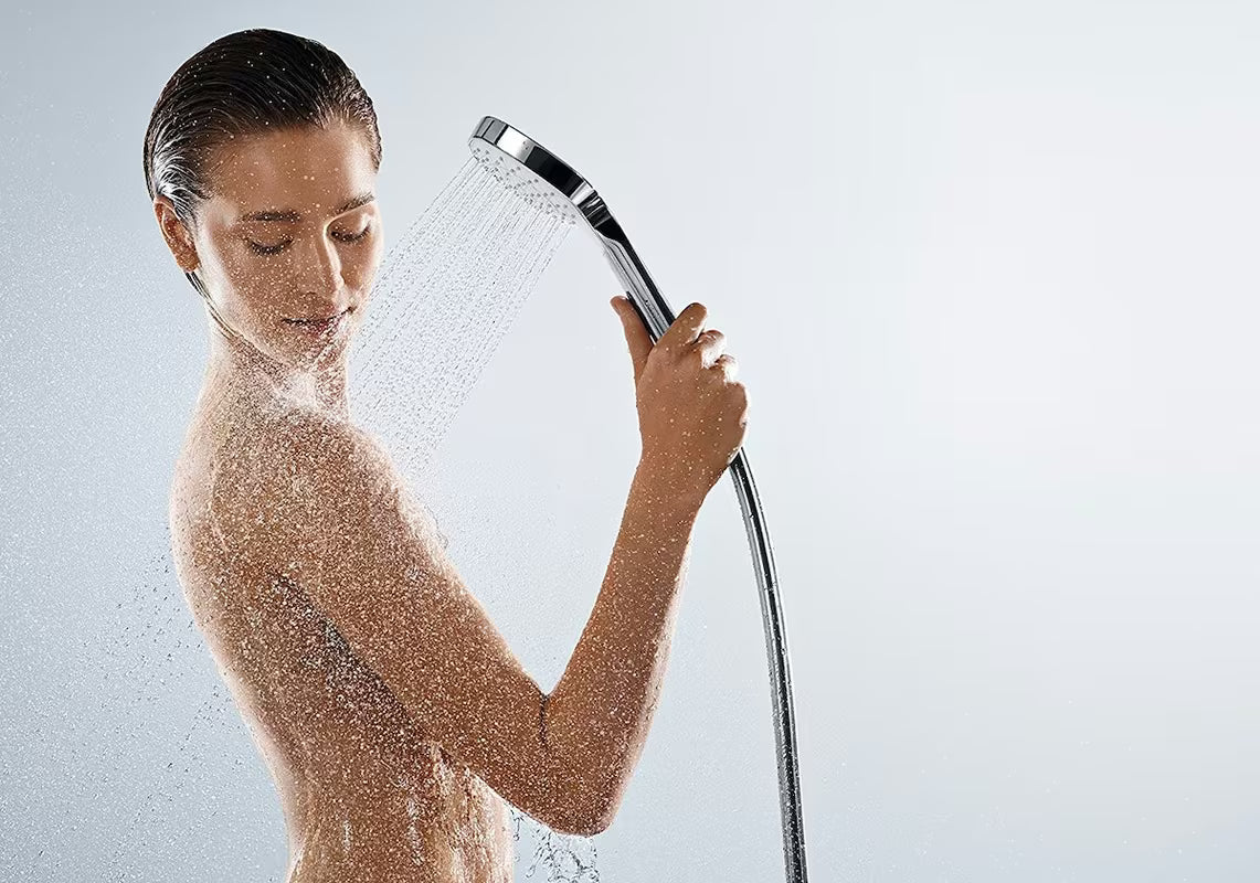 Ručni tuš Hansgrohe Croma Select E Vario u bijelo-krom izvedbi s tipkom Select i promjerom 110 mm.