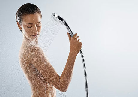 Ručni tuš Hansgrohe Croma Select E Vario u bijelo-krom izvedbi s tipkom Select i promjerom 110 mm.