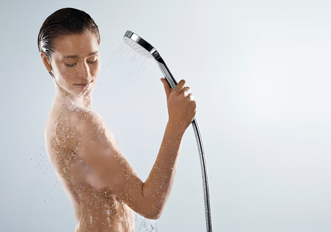 Ručni tuš Hansgrohe Croma Select E u bijeloj i krom izvedbi s mlazom Rain i promjerom 110 mm.