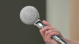 Ručni tuš Hansgrohe Crometta 85 Mono u kromu s okruglom glavom i svijetlosivim diskom mlaznica.