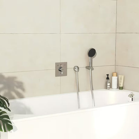 Podžbukna miješalica za tuš Hansgrohe duoturn E u krom izvedbi pro za upravljanje dvama izljevnim mjestima.