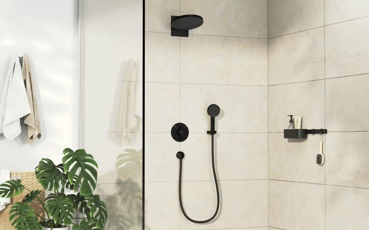 Podžbukna miješalica za tuš Hansgrohe duoturn S u mat crnoj boji pro za upravljanje dvama izljevnim mjestima.