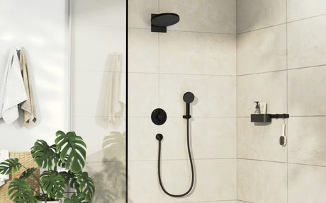 Podžbukna miješalica za tuš Hansgrohe duoturn S u mat crnoj boji pro za upravljanje dvama izljevnim mjestima.