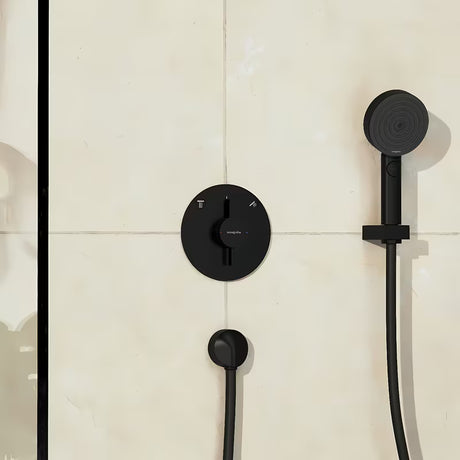 Podžbukna miješalica za tuš Hansgrohe duoturn S u mat crnoj boji pro za upravljanje dvama izljevnim mjestima.