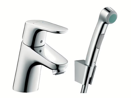 Kromirana jednoručna baterija miješalica za umivaonik Hansgrohe Focus s bide tušem Bidette i crijevom za tuš