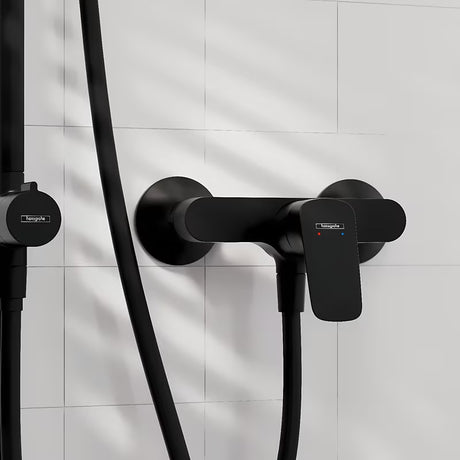 Zidna jednoručna baterija miješalica za tuš Hansgrohe Logis u mat crnoj boji bez tuš seta.