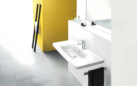 Kromirana jednoručna baterija miješalica za umivaonik hansgrohe Logis 100 CoolStart s odvodom i ergonomskom ručicom.