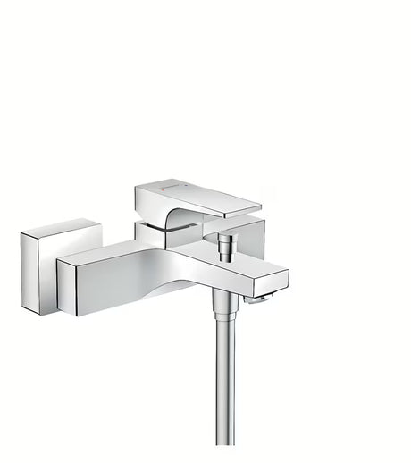 Kromirana jednoručna baterija miješalica za kadu hansgrohe Metropol za zid s preklopnikom između kade i tuša.