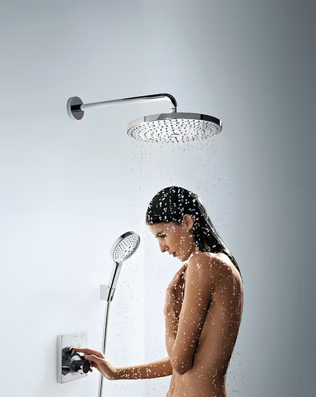 Nadglavni tuš hansgrohe Raindance Select S 300 2jet sa tuš krakom u kromu pro za zidnu montažu.