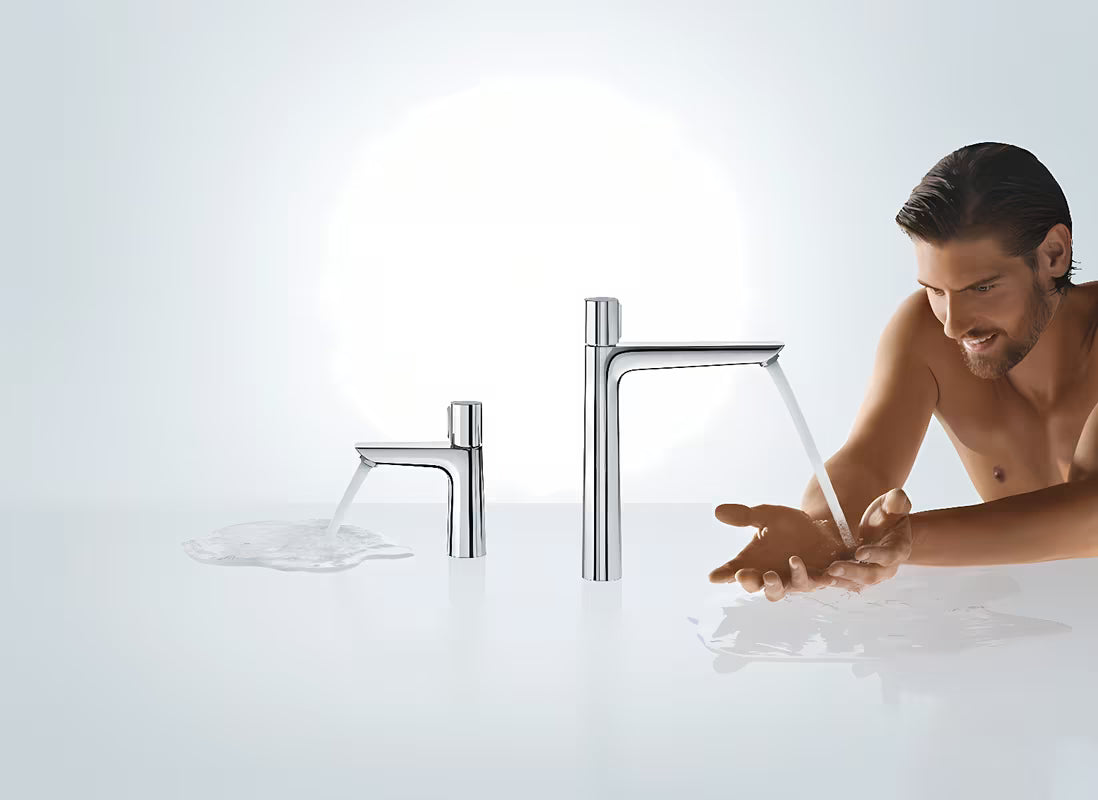 Kromirana miješalica za umivaonik Hansgrohe Talis Select E s tipkom Select i modernim četvrtastim dizajnom.
