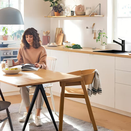 Hansgrohe Zesis M33 jednoručna baterija miješalica za sudoper s izvlačivim tušem u mat crnoj boji.