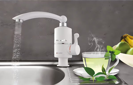 Bijela miješalica za sudoper Homelife Termo Quick s električnim protočnim grijanjem vode.