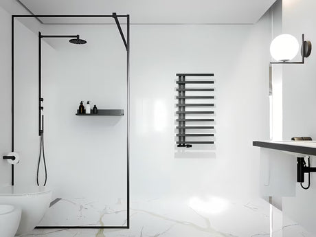 Kombinirani kupaonski radijator Hopa Darvel 123x50 cm u crnoj mat boji s rebrastim dizajnom.