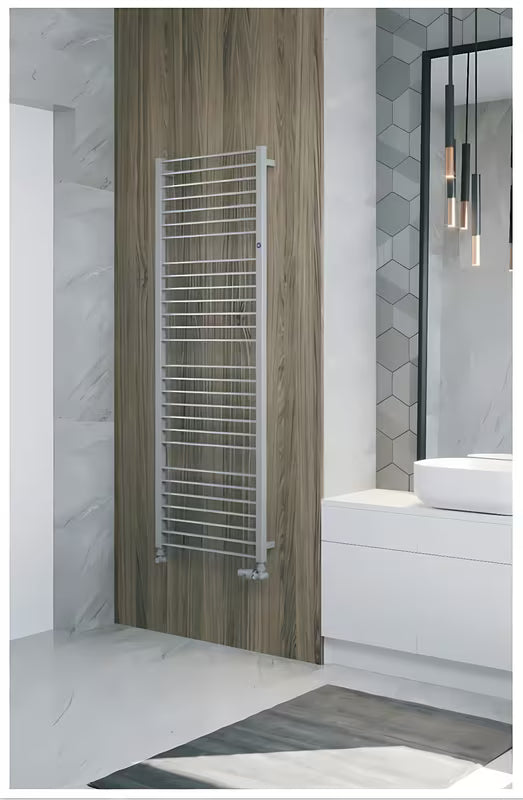 Sjajno bijeli kombinirani kupaonski radijator Hopa Piko 112,9x63 cm s rebrastim dizajnom.