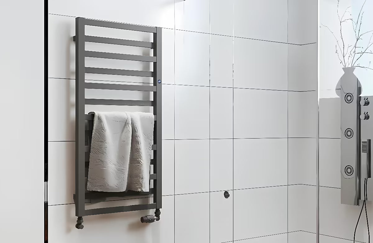 Kombinirani radijator Hopa Poppy 67x40 cm u mat crnoj boji za kupaonicu.