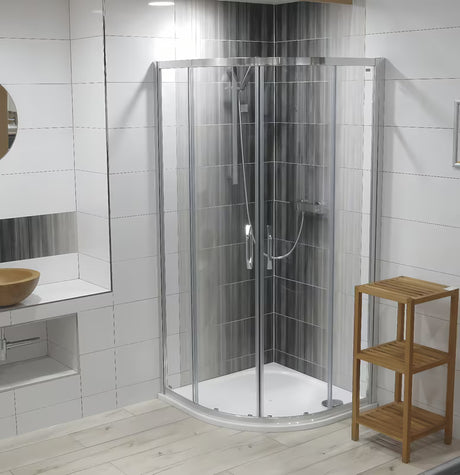 Polukružna tuš kabina Hüppe Next 90x90 cm s prozirnim staklom i profilima u sjajnom kromu