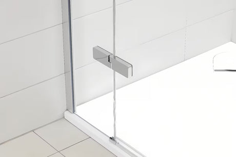 Tuš vrata Hüppe Strike New 90 cm s prozirnim staklom i kromiranim profilom u bezokvirnoj izvedbi.