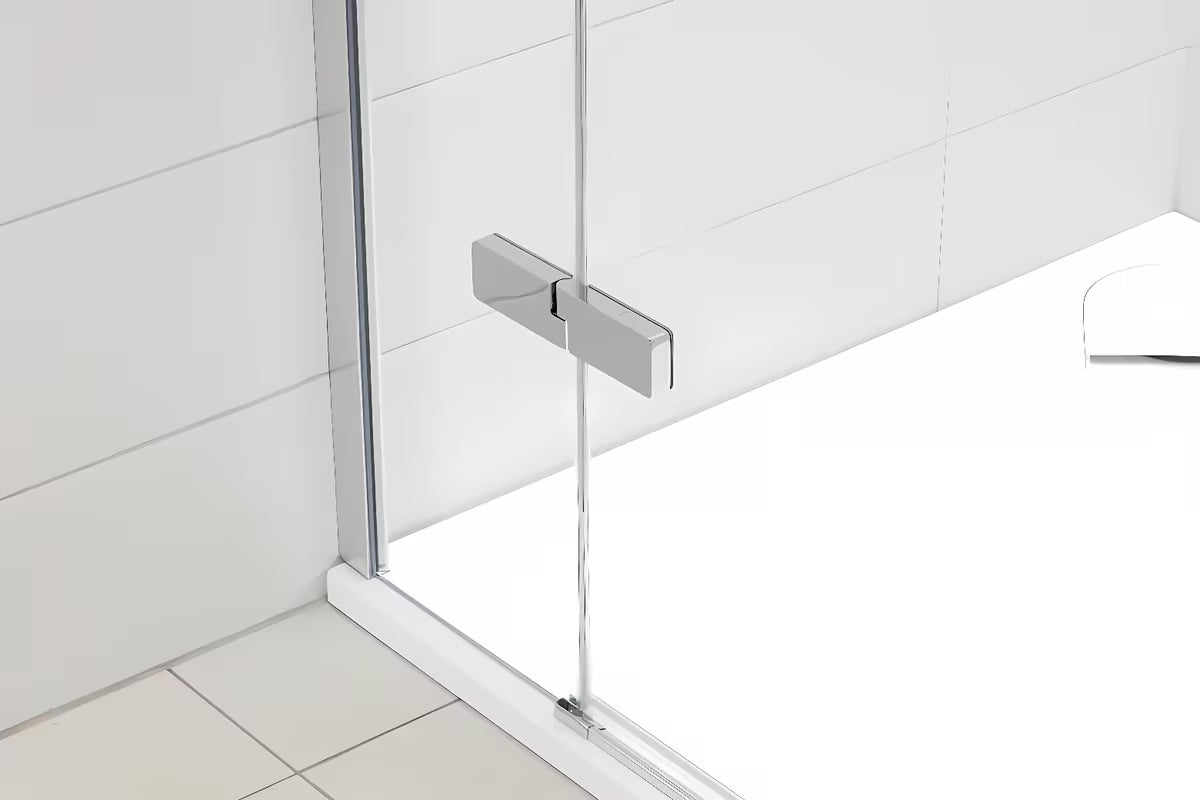 Pravokutni bezokvirni tuš kabina Hüppe Strike New 100x90 cm s prozirnim staklom i profilima u sjajnom kromu.