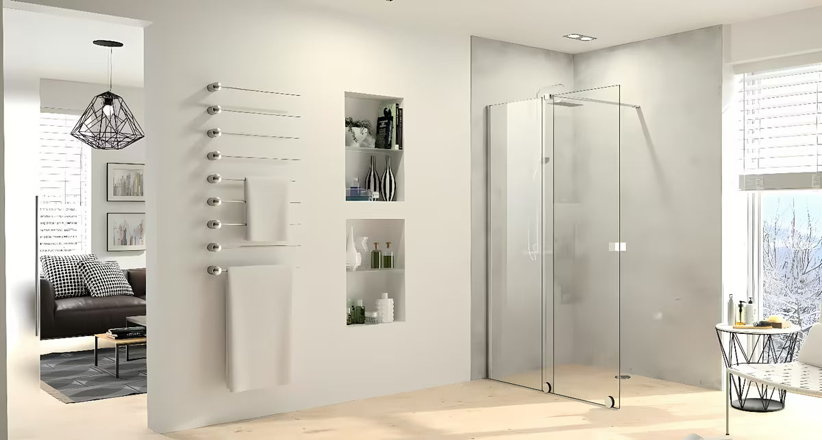 Tuš stijena Walk-In Hüppe Xtensa pure 140 cm u sjajnom kromu s prozirnim staklom i kliznim otvaranjem.