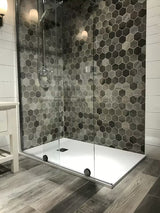 Tuš stijena Walk-In Hüppe Xtensa pure 140 cm u sjajnom kromu s prozirnim staklom i kliznim otvaranjem.