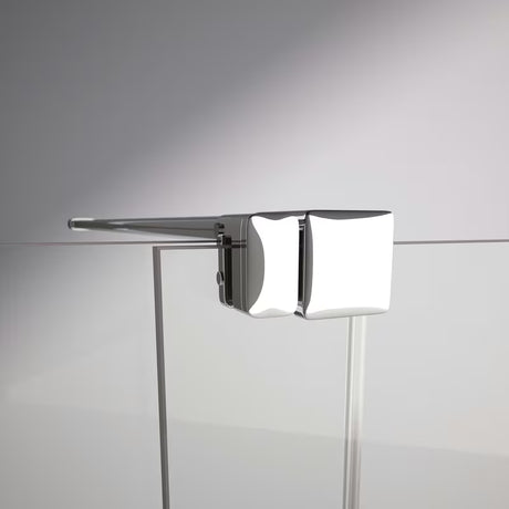 Tuš stijena Walk-In Hüppe Xtensa pure 120 cm u sjajnom kromu s prozirnim staklom bez dekora.