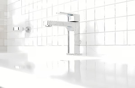 Krom miješalica za umivaonik Ideal Standard Esla s tehnologijom ColdStart i sjajnom, izdržljivom površinom.