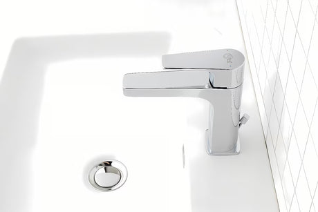 Krom miješalica za umivaonik Ideal Standard Esla s tehnologijom ColdStart i sjajnom, izdržljivom površinom.