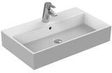 Bijeli keramički viseći umivaonik Ideal Standard Strada 71x42 cm s otvorom za pro slavinu u sredini.