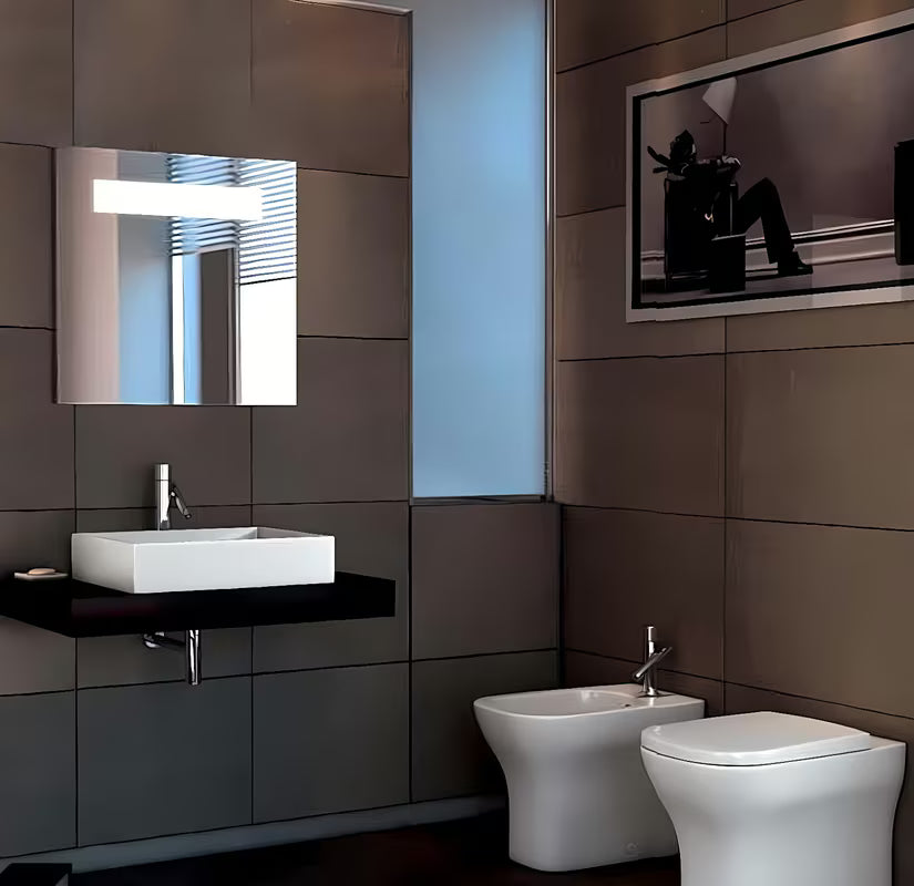 Bijeli keramički viseći umivaonik Ideal Standard Strada 71x42 cm s otvorom za pro slavinu u sredini.