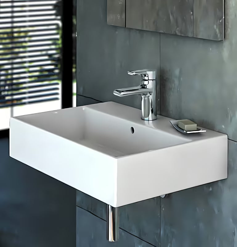 Bijeli keramički viseći umivaonik Ideal Standard Strada 71x42 cm s otvorom za pro slavinu u sredini.